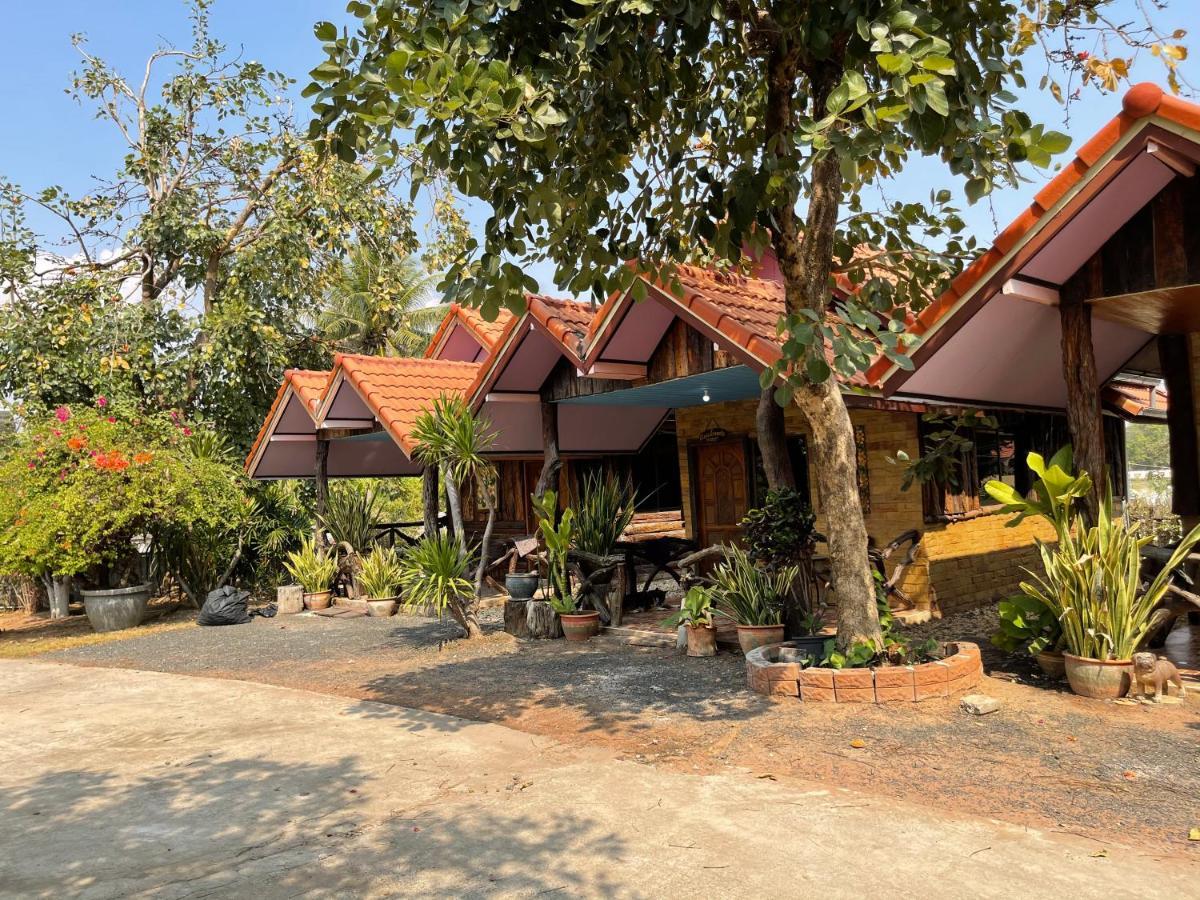 Busby Resort Ban Ta Phraya エクステリア 写真
