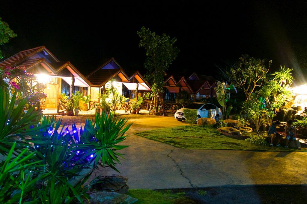 Busby Resort Ban Ta Phraya エクステリア 写真
