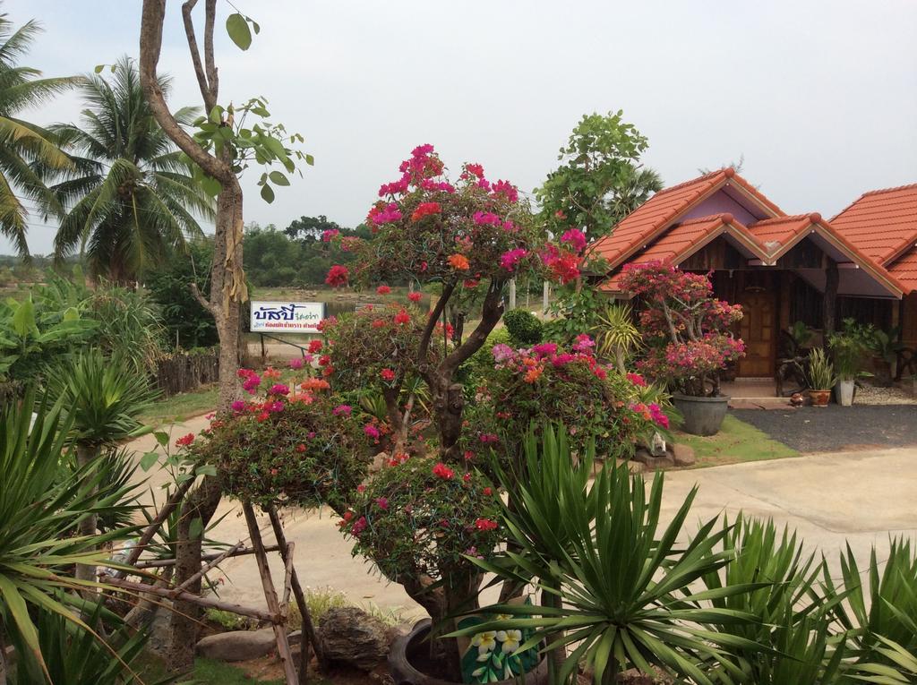 Busby Resort Ban Ta Phraya エクステリア 写真